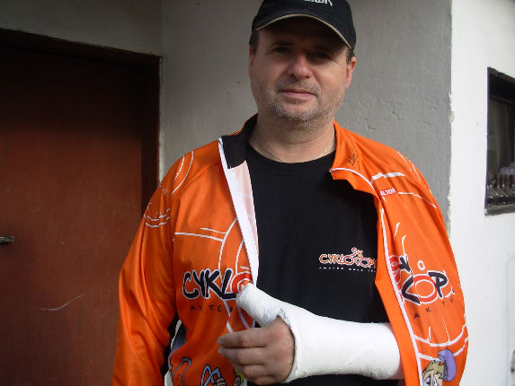 Zdeněk - po závěrečné vyjížďce Spadaným listím 2009. Zlomený kloub palce - 31.10.2009