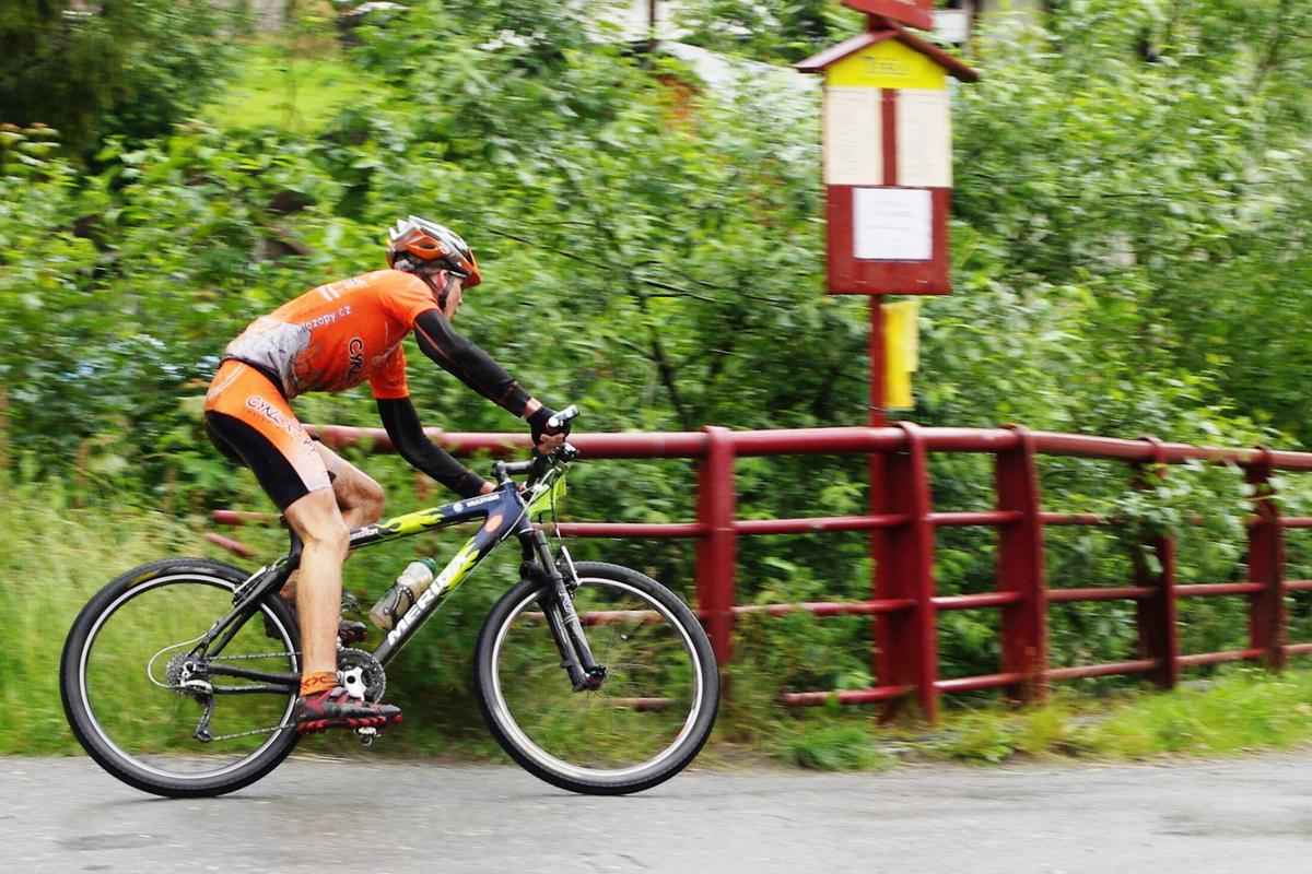 Zatáčka v místě startu U lomu. Davidovi zbývá asi 1 km stoupání do cíle.