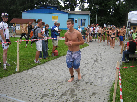 Martin - plavec štafety CYKLO ŽOPY právě vyráží do závodu.