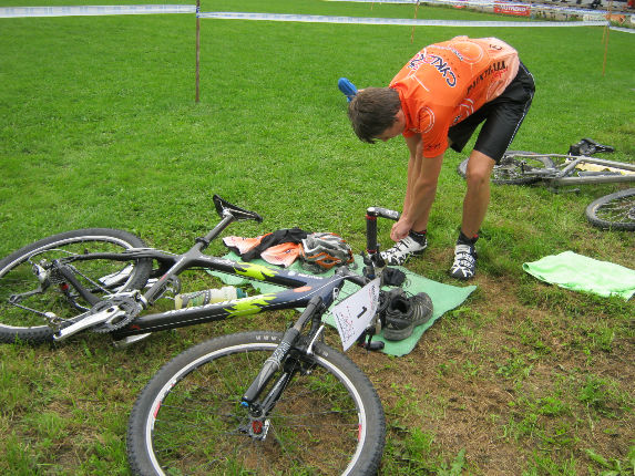 V depu - rychle se obléct na cyklistickou část.