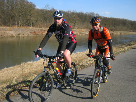 Robert a Fera na cyklostezce podél Moravy. ( Kvasice - Kroměříž ) 