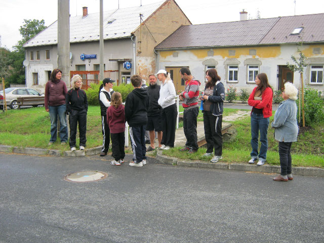 Čekáme u základny v Žopech na průjezd DLÓHÝHO DRÁSALA.