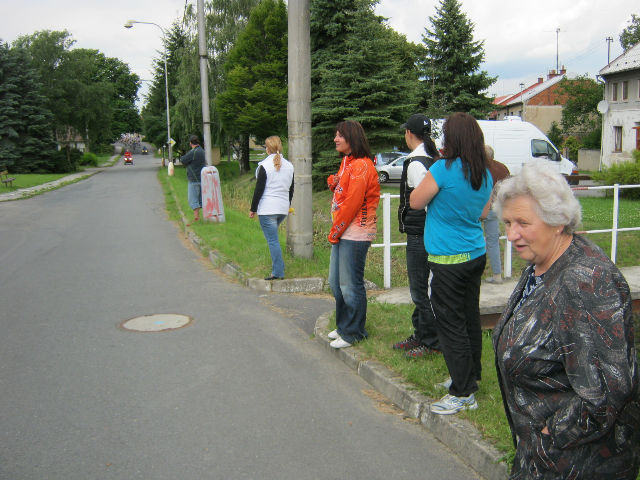 Závodníci z KRÁTKÝHO jsou již vidět u zvonice.