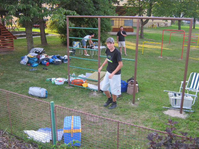 Čtvrtek, jsme na místě a začínáme budovat základní tábor.