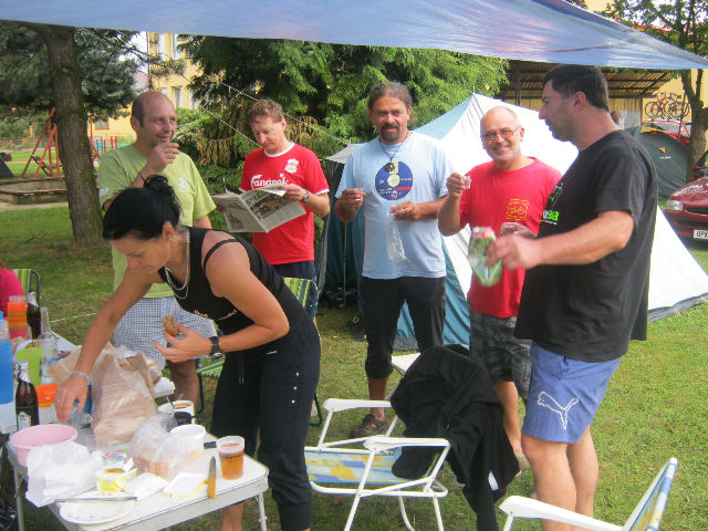 Sobota ráno. Navazování družby se sousedními stany - Slovensko - tým MAMA TREK.